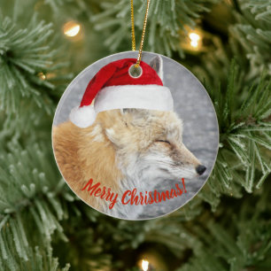 Sleepy Red Fox Tragen Red Weihnachtsmannmütze Holi Keramik Ornament