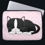Sleepy Tuxedo Katze {pink} Laptopschutzhülle<br><div class="desc">Benutzerdefinierte Computerhülle mit einer adorable Abbildung eines niedlichen Bicolor-Kätzchens,  das ein Nickerchen auf den Herzen nimmt,  und Pfoten druckt Muster Hintergrund.</div>