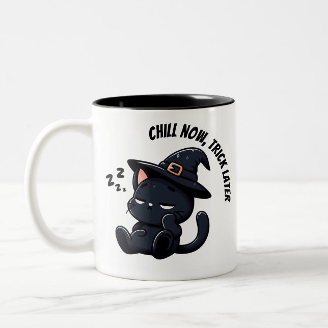Sleepy Witch Cat Zzz Halloween  Zweifarbige Tasse (Links)