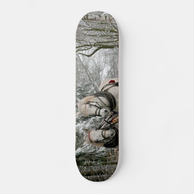 Sleigh Ride im Snowy Forest Skateboard (Vorderseite)
