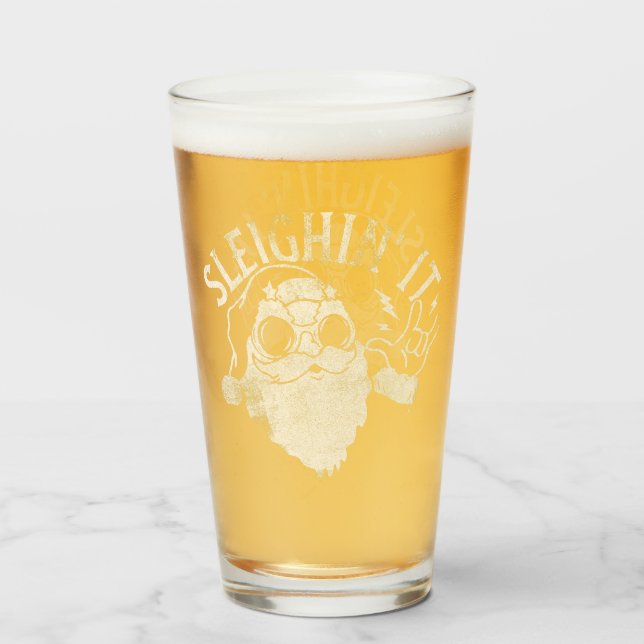 Sleighin It Funny Santa Sleigh Christmas Glas (Vorne (Gefüllt))