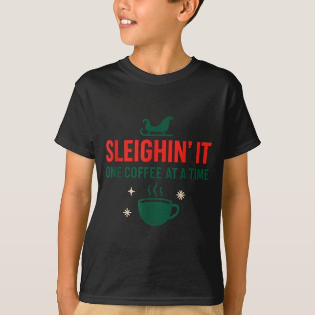 Sleighin' It One Coffee At A Time _ Funny Christma T-Shirt (Vorderseite)