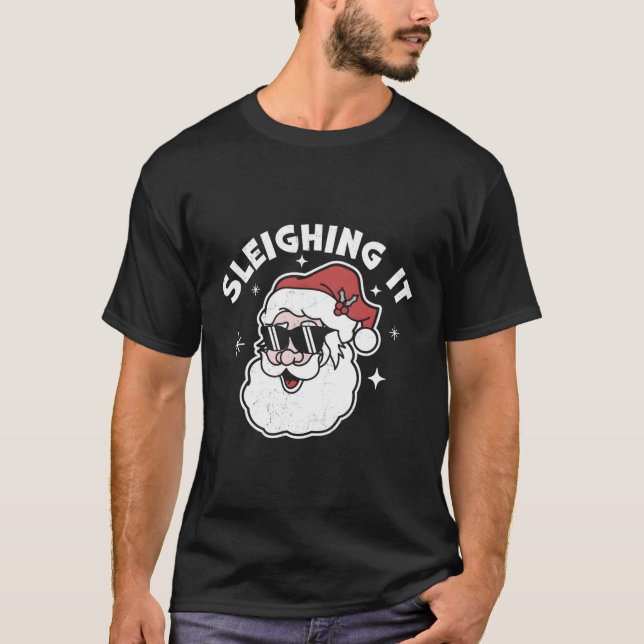 Sleighing it Santa Claus Sleigh T-Shirt (Vorderseite)