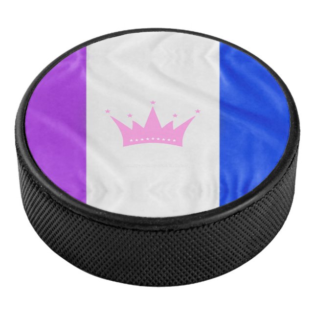 SlipperyJoe Drag Pride Flag lila blaue Krähe Eishockey Puck (3/4)