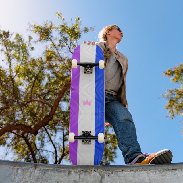 SlipperyJoe Drag Pride Flag lila blaue Krähe Skateboard (Außenbereich 1)