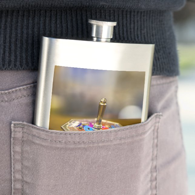 SlipperyJoe Hanukkah dreidel gift octagonal base b Flachmann (Beispiel)