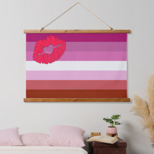 SlipperyJoe Lippenstift lesbische Pride-Flagge fem Wandteppich Mit Holzrahmen