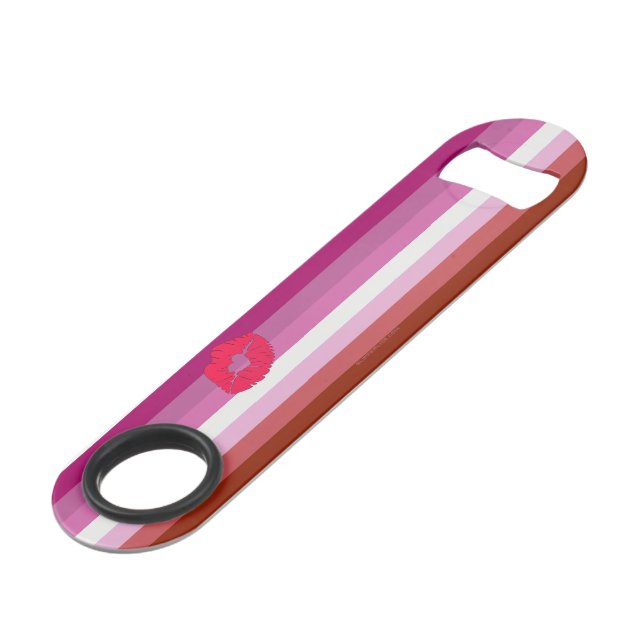 SlipperyJoe Lippenstift Lesbische Strichflagge Fem Speed Flaschenöffner (Vorderseite Schrägansicht)