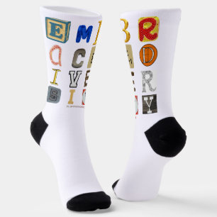 SlipperyJoe's embraces Diversity Cut-out Buchstabe Socken