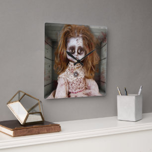 SlipperyJoe's gruselige Puppe blass Gesicht grusel Quadratische Wanduhr