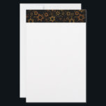 SlipperyJoe's Happy Hanukkah mehrere Sterne von Da Briefpapier<br><div class="desc">SlipperyJoe's Happy Hanukkah multiple Stars of David Muster künstlerische Feier Jüdische Identität Erbe Hebräische Chanukah Geschenke Dekorationen Judaismus signifikante Symbol Religion verschiedenen Größen braune Goldtönen visuell ansprechend komplexe Design</div>