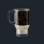 SlipperyJoe's Happy Hanukkah mehrere Sterne von Da Reisebecher<br><div class="desc">SlipperyJoe's Happy Hanukkah multiple Stars of David Muster künstlerische Feier Jüdische Identität Erbe Hebräische Chanukah Geschenke Dekorationen Judaismus signifikante Symbol Religion verschiedenen Größen braune Goldtönen visuell ansprechend komplexe Design</div>