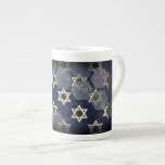 SlipperyJoe's Happy Hanukkah Multiple Star von Dav Prozellantasse<br><div class="desc">SlipperyJoe's Happy Hanukkah Multiple Star of David Symbole künstlerische Feier Judisch Hebräisch Chanukah Geschenke Dekorationen Judaismus Religion signifikante symbolische kulturelle religiöse Kontexte verschiedenen hexagonalen Formen dunkelblau lila Farben dunkelabstrakte Hintergrund Lagen strukturierte Darstellung</div>