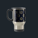 SlipperyJoe's Happy Hanukkah Multiple Star von Dav Reisebecher<br><div class="desc">SlipperyJoe's Happy Hanukkah Multiple Star of David Symbole künstlerische Feier Judisch Hebräisch Chanukah Geschenke Dekorationen Judaismus Religion signifikante symbolische kulturelle religiöse Kontexte verschiedenen hexagonalen Formen dunkelblau lila Farben dunkelabstrakte Hintergrund Lagen strukturierte Darstellung</div>