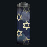 SlipperyJoe's Happy Hanukkah Multiple Star von Dav Thermosbecher<br><div class="desc">SlipperyJoe's Happy Hanukkah Multiple Star of David Symbole künstlerische Feier Judisch Hebräisch Chanukah Geschenke Dekorationen Judaismus Religion signifikante symbolische kulturelle religiöse Kontexte verschiedenen hexagonalen Formen dunkelblau lila Farben dunkelabstrakte Hintergrund Lagen strukturierte Darstellung</div>