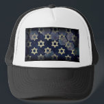 SlipperyJoe's Happy Hanukkah Multiple Star von Dav Truckerkappe<br><div class="desc">SlipperyJoe's Happy Hanukkah Multiple Star of David Symbole künstlerische Feier Judisch Hebräisch Chanukah Geschenke Dekorationen Judaismus Religion signifikante symbolische kulturelle religiöse Kontexte verschiedenen hexagonalen Formen dunkelblau lila Farben dunkelabstrakte Hintergrund Lagen strukturierte Darstellung</div>