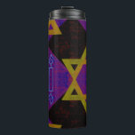 SlipperyJoe's Happy Hanukkah Star von David menora Thermosbecher<br><div class="desc">SlipperyJoe's Happy Hanukkah Star von David menorah Dreidel künstlerische Feier Candles Jüdische Hebräische Chanukah Schenkungen Dekorationen Judaismus Religionskultur religiöse Praktiken Traditionen geometrische symbolische Gestaltungstiefe Kontrast Ordnung Symmetrie</div>