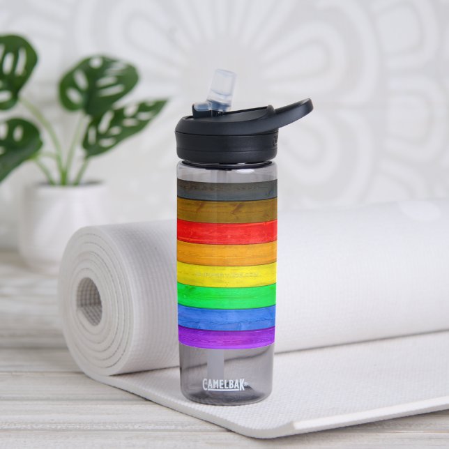 SlipperyJoe's Inclusive Gay Pride Flag strukturier Trinkflasche (Yoga)