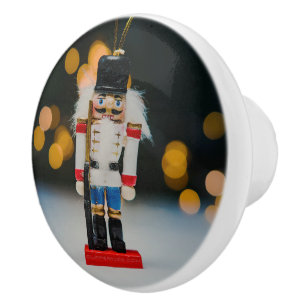 SlipperyJoes klassischer Weihnachts-Nussknacker-Sc Keramikknauf