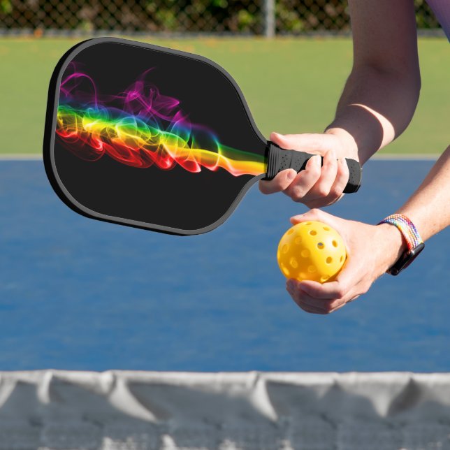 SlipperyJoe's rauchlebendige Regenbogenfarben feie Pickleball Schläger (InSitu)