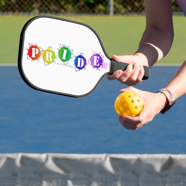 SlipperyJoe's regenbogenfarbenes Stolz-Zeichen dor Pickleball Schläger (InSitu)