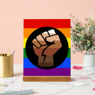 SlipperyJoes Regenbogenflagge mit erhobener Faust Acrylschild