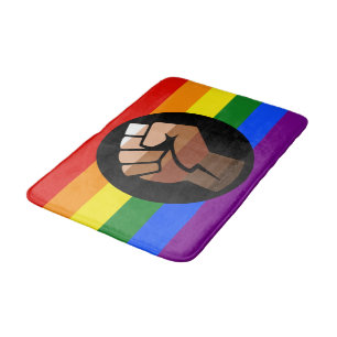 SlipperyJoes Regenbogenflagge mit erhobener Faust Badematte