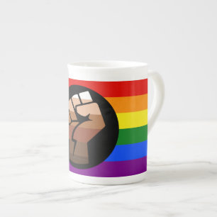SlipperyJoes Regenbogenflagge mit erhobener Faust Prozellantasse