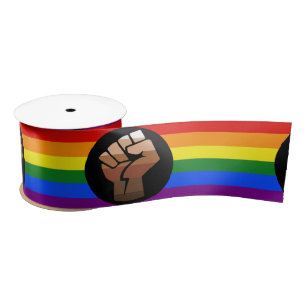 SlipperyJoes Regenbogenflagge mit erhobener Faust Satinband