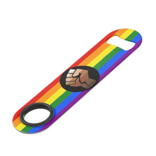 SlipperyJoes Regenbogenflagge mit erhobener Faust Speed Flaschenöffner