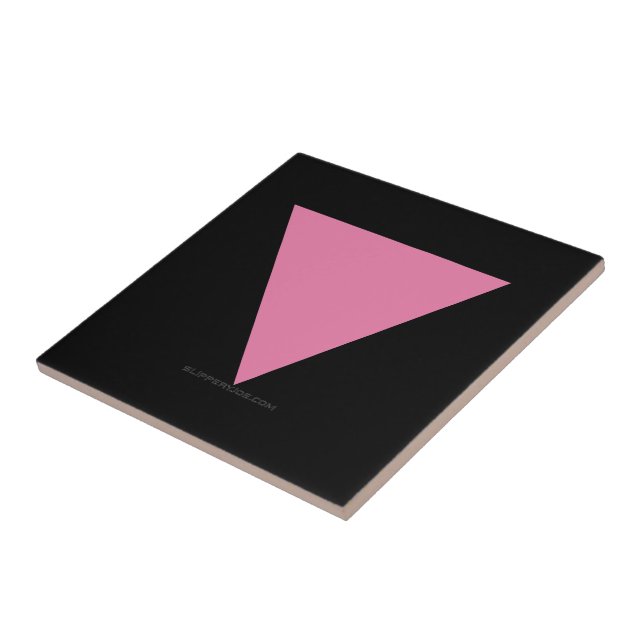 SlipperyJoe's rosa Triangle-Symbol in rosa Fliese (Seite)