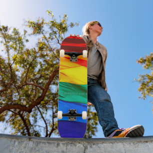 SlipperyJoe's schwule Regenbogenflagge weht rot or Skateboard