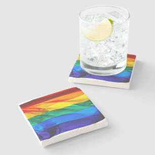 SlipperyJoe's schwule Regenbogenflagge weht rot or Steinuntersetzer
