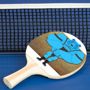 SlipperyJoe's schwuler Muskel Bär Cartoon, während Tischtennis Schläger