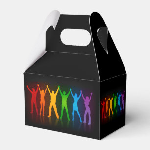 Slipperyjoes sechs stehende Silhouetten mit erhobe Geschenkschachtel