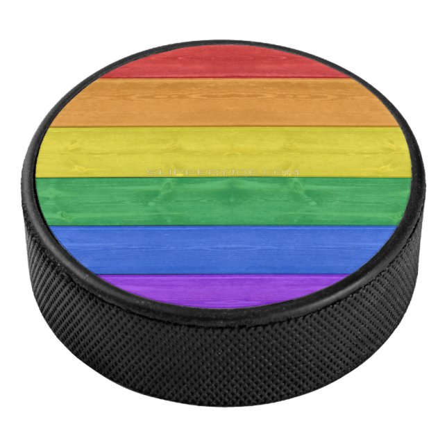SlipperyJoe's Stolz Holzflagge horizontalen Regenb Eishockey Puck (3/4)