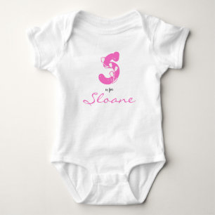 Sloane Name Reveal Floral Letter S Pink Blume Baby Strampler