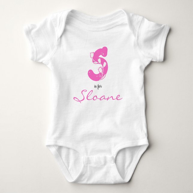 Sloane Name Reveal Floral Letter S Pink Blume Baby Strampler (Vorderseite)