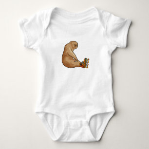 Sloth als Inline-Skater mit Inline-Skaten Baby Strampler