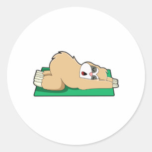 Sloth at Yoga on Yoga mat Runder Aufkleber