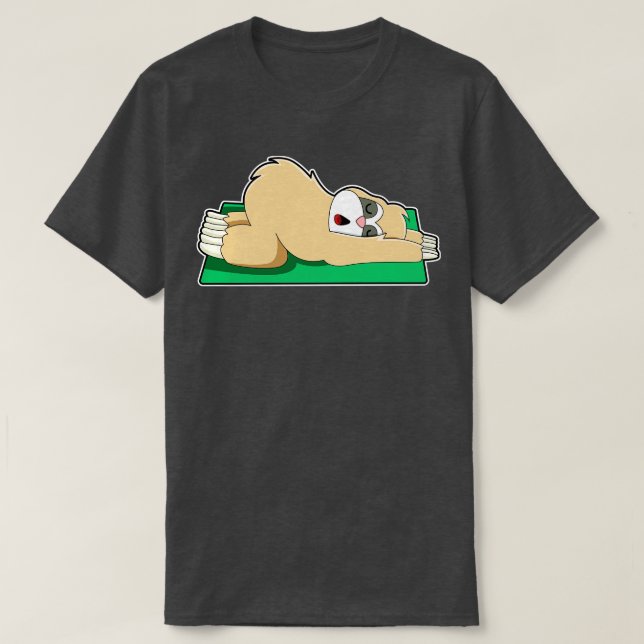 Sloth at Yoga on Yoga mat T-Shirt (Design vorne)