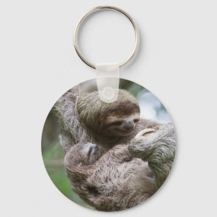 Sloth Baby mit Mutter, die von einem Baum hängt Schlüsselanhänger