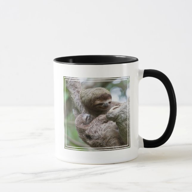 Sloth Baby mit Mutter, die von einem Baum hängt Tasse (Rechts)