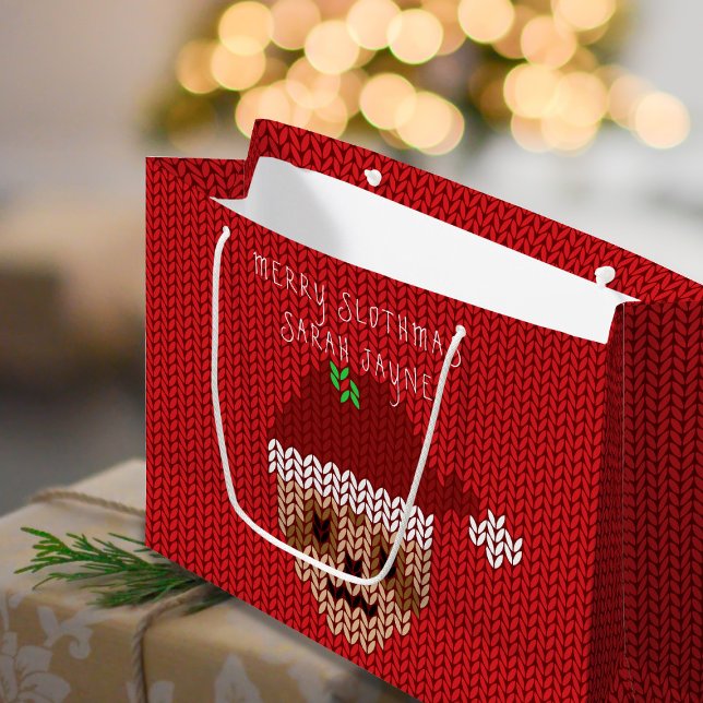 Sloth Christmas Merry Slothmas Name Red Holiday Große Geschenktüte (Merry Slothmas! A fun and festive gift bag with space for your holiday message)