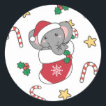Sloth Christmas Snow Winter Animals Sloths Classic Runder Aufkleber<br><div class="desc">Der Lustschwung mit sanfter Beleuchtung. Hübsche Tiere mit Geschenken und Schnee zu den Ferien. Auch lustig für Weihnachten im Juli. Fehler sind süße Tiere und perfekt zu Weihnachten.</div>