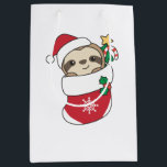 Sloth Christmas Snow Winter Animals Slots Mittlere Geschenktüte<br><div class="desc">Der Faultier zu Weihnachten mit einer Weihnachtsmannmütze. Hübsche Tiere mit Weihnachten Strumpf und Schnee für die Ferien. Slots sind niedliche Tiere und perfekt zu Weihnachten.</div>