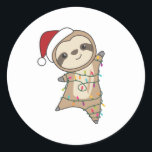 Sloth Christmas Snow Winter Animals Slots Runder Aufkleber<br><div class="desc">Der Lustschwung mit sanfter Beleuchtung. Hübsche Tiere mit Geschenken und Schnee zu den Ferien. Auch lustig für Weihnachten im Juli. Fehler sind süße Tiere und perfekt zu Weihnachten.</div>