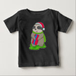 Sloth Christmas Weihnachtsmannmütze Baby T-shirt<br><div class="desc">Dieses Design ist das perfekte Geschenk für einen Geburtstag,  Weihnachten und andere Feiern. Es ist für Frauen,  Männer und Kinder geeignet.</div>