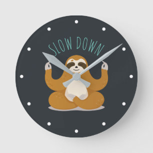 Sloth in Lotus Yoga Pose "Slow Down" Runde Wanduhr