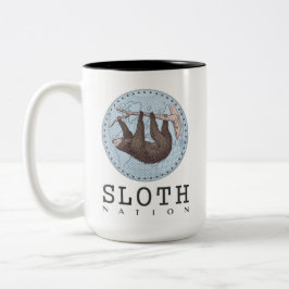Sloth on Tree and Globe mit Sloth Nation Text Zweifarbige Tasse